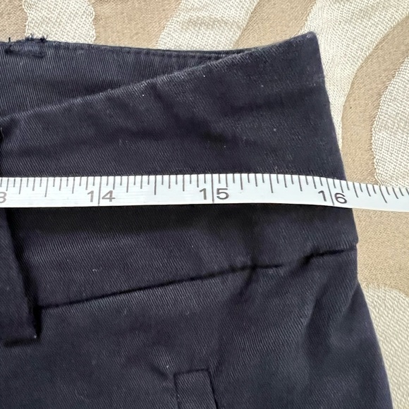 Ann Taylor Size 6 Bermuda shorts like new. Color is navy, like new - Picture 5 of 7